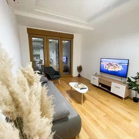 Hedonist-modern Urban A Blok Apartment